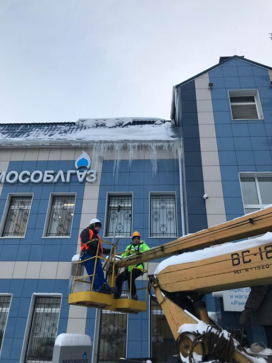 Очистка крыш от наледи и снега фото